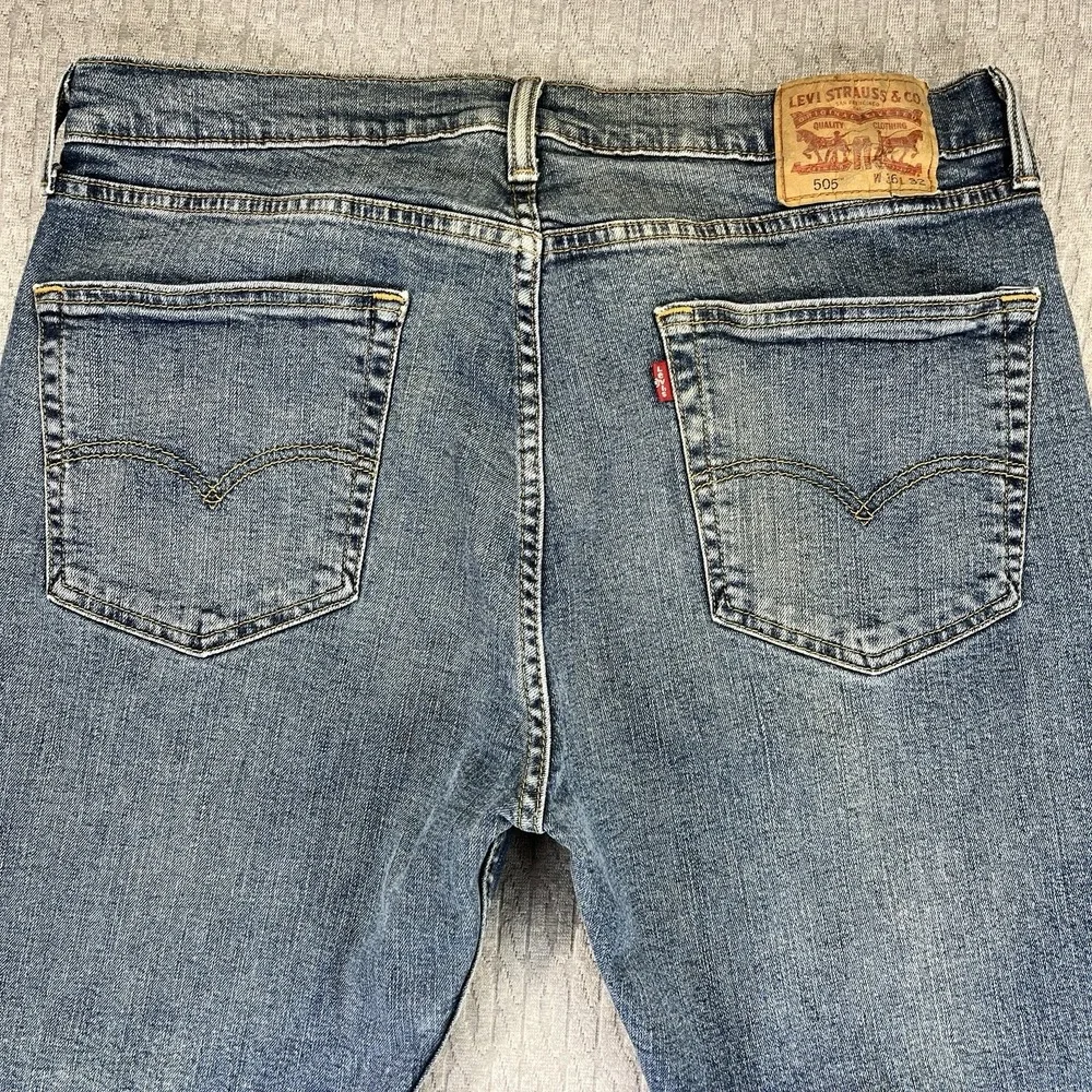 Levi's 505 Men's (34X31) straight leg, relaxed, fit medium wash blue jeans pants